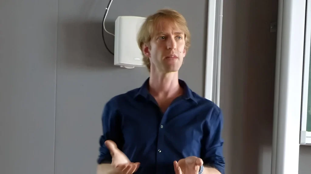 Antoine Kouchner : Explorateur des Neutrinos Antoine Kouchner