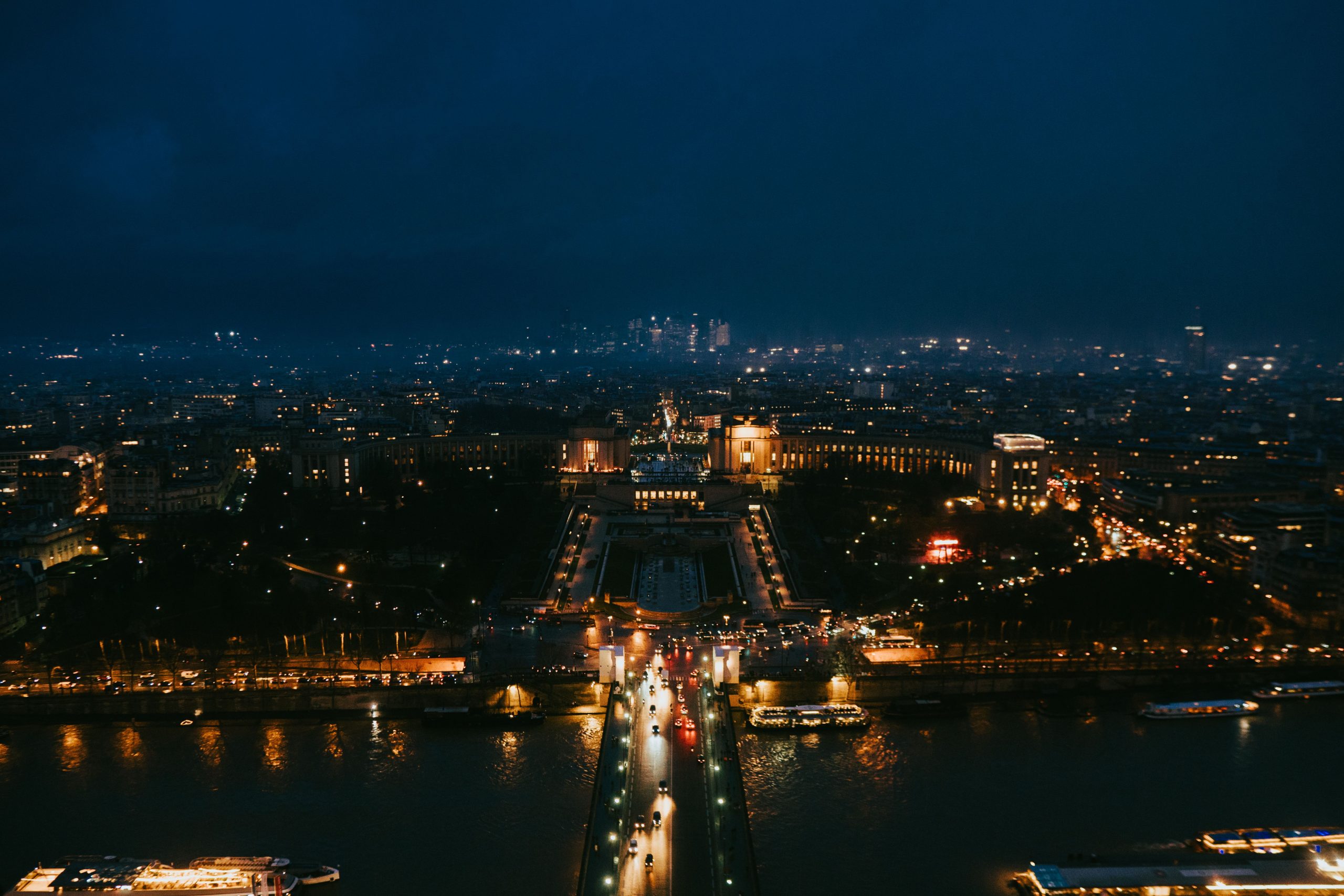 Panorama aérien nocturne des monuments parisiens