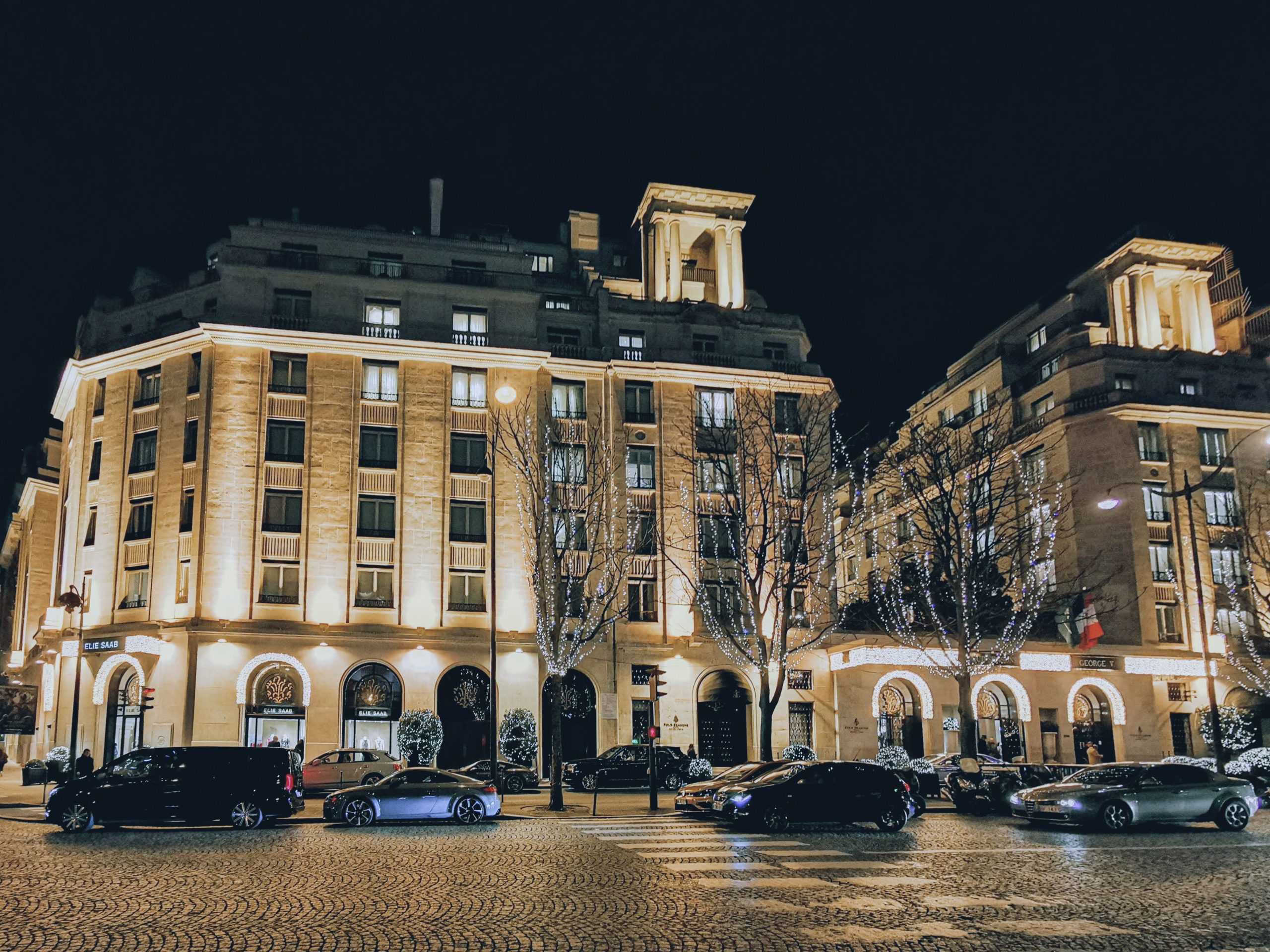 Façade illuminée du Four Seasons George V Paris