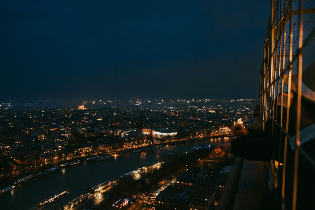 Vue nocturne de Paris depuis la Tour Eiffel