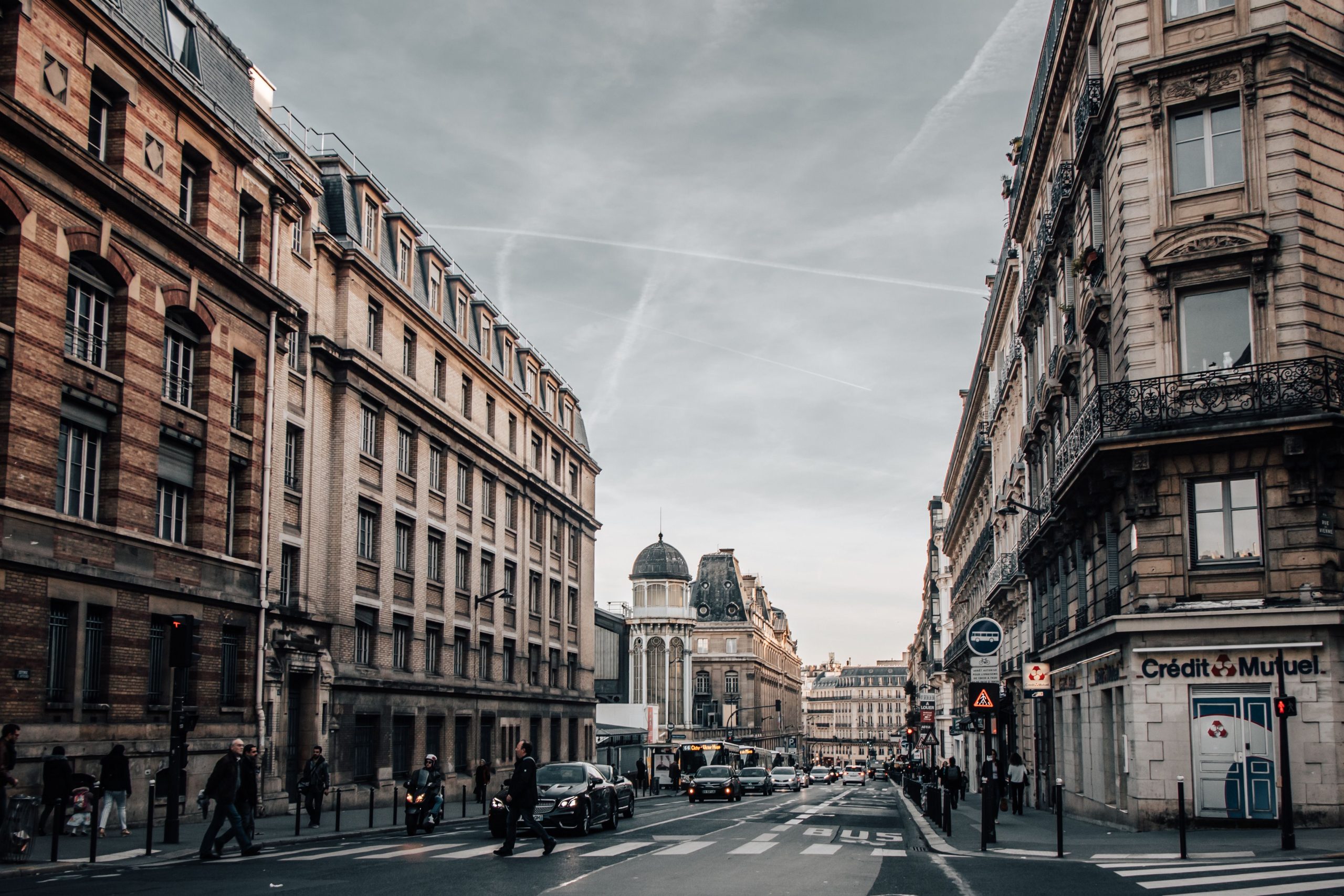 Rue urbaine Paris architecture classique jour nuageux