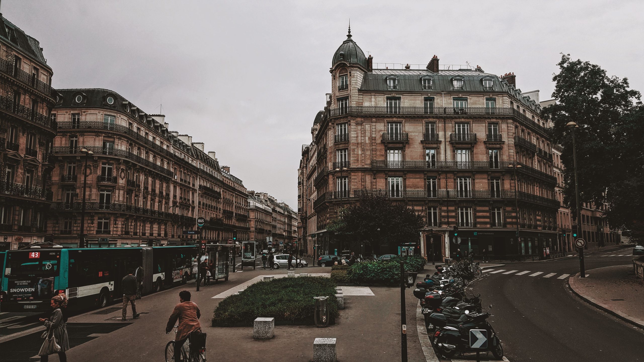 Rue historique parisienne avec architecture charme
