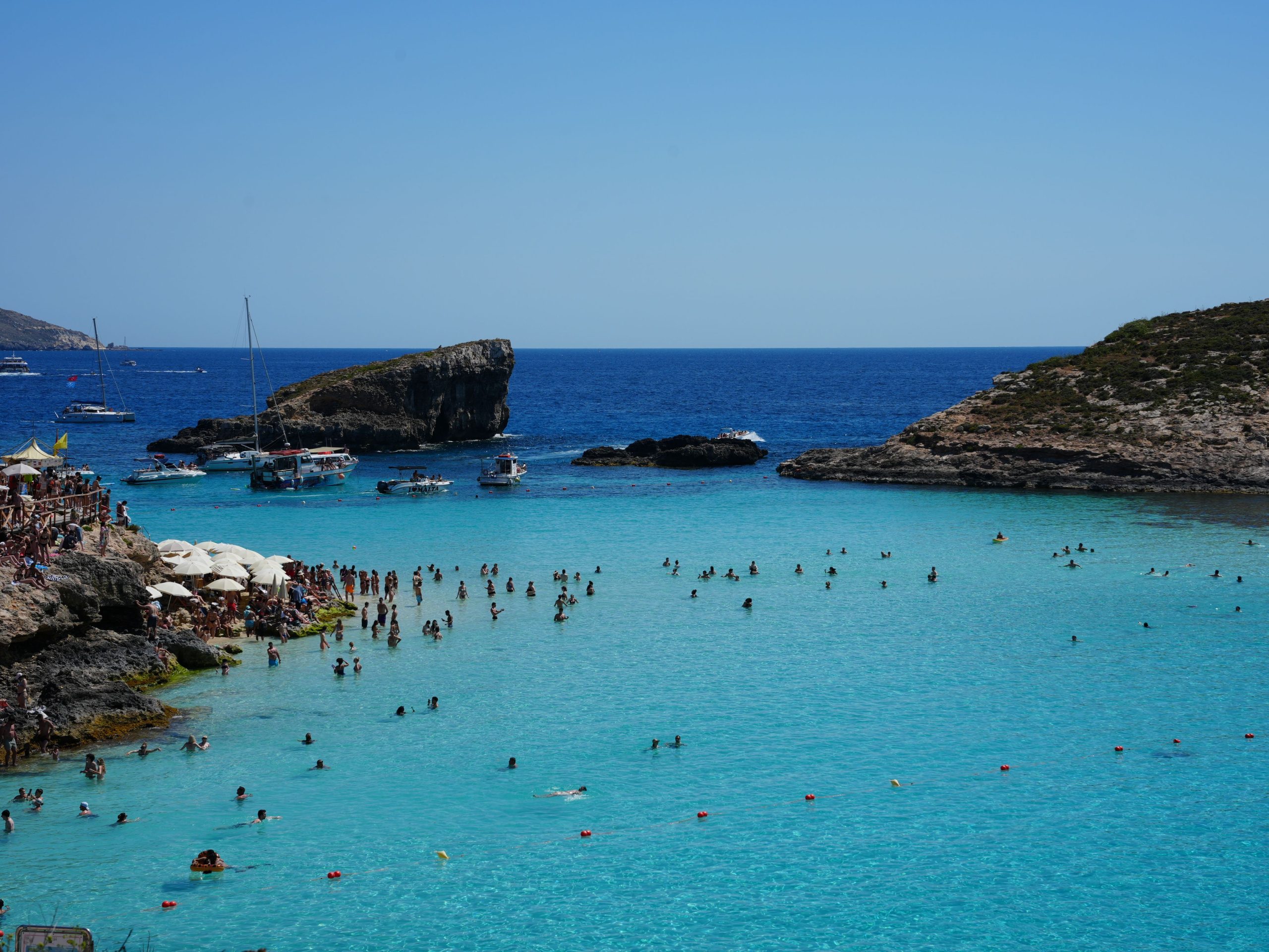 Baigneurs profitant d'un lagon bleu cristallin