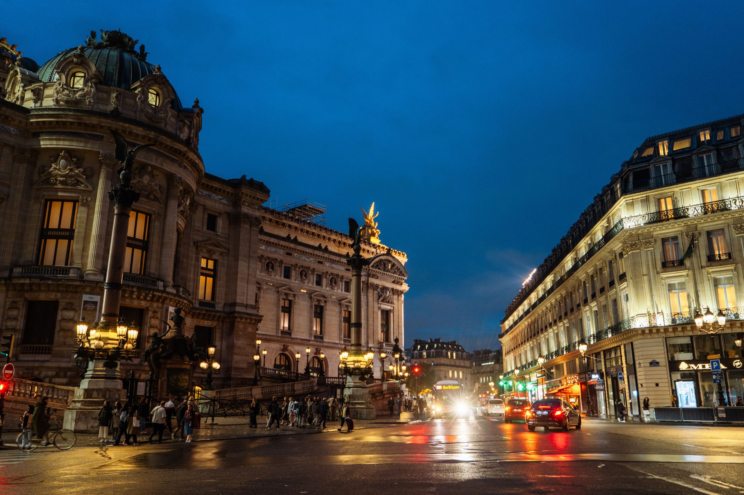 Opéra Garnier illuminé la nuit à Paris