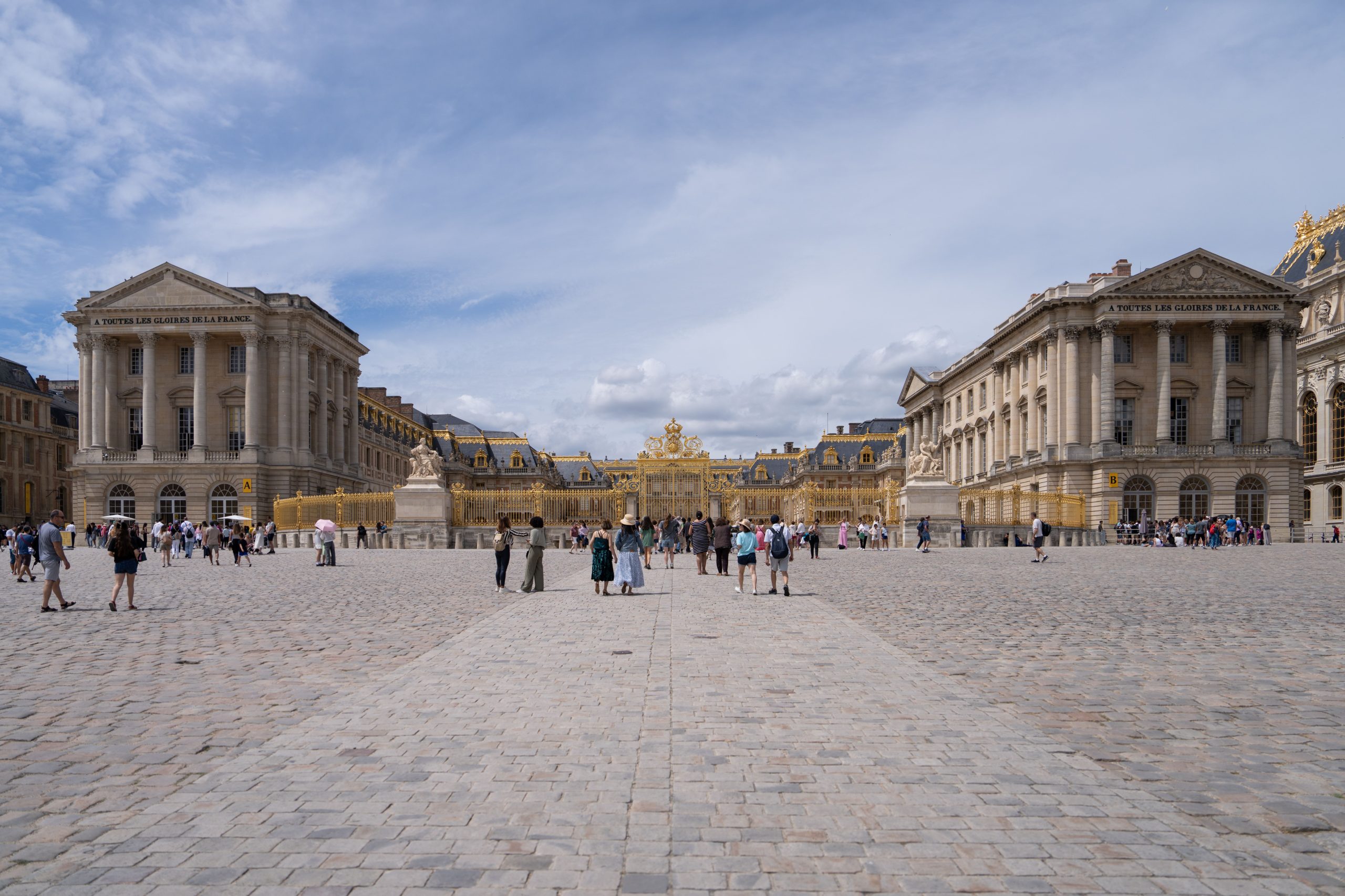 Cour majestueuse du Palais de Versailles en France