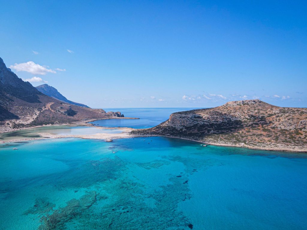 Vue aérienne d'un lagon aux eaux turquoise
