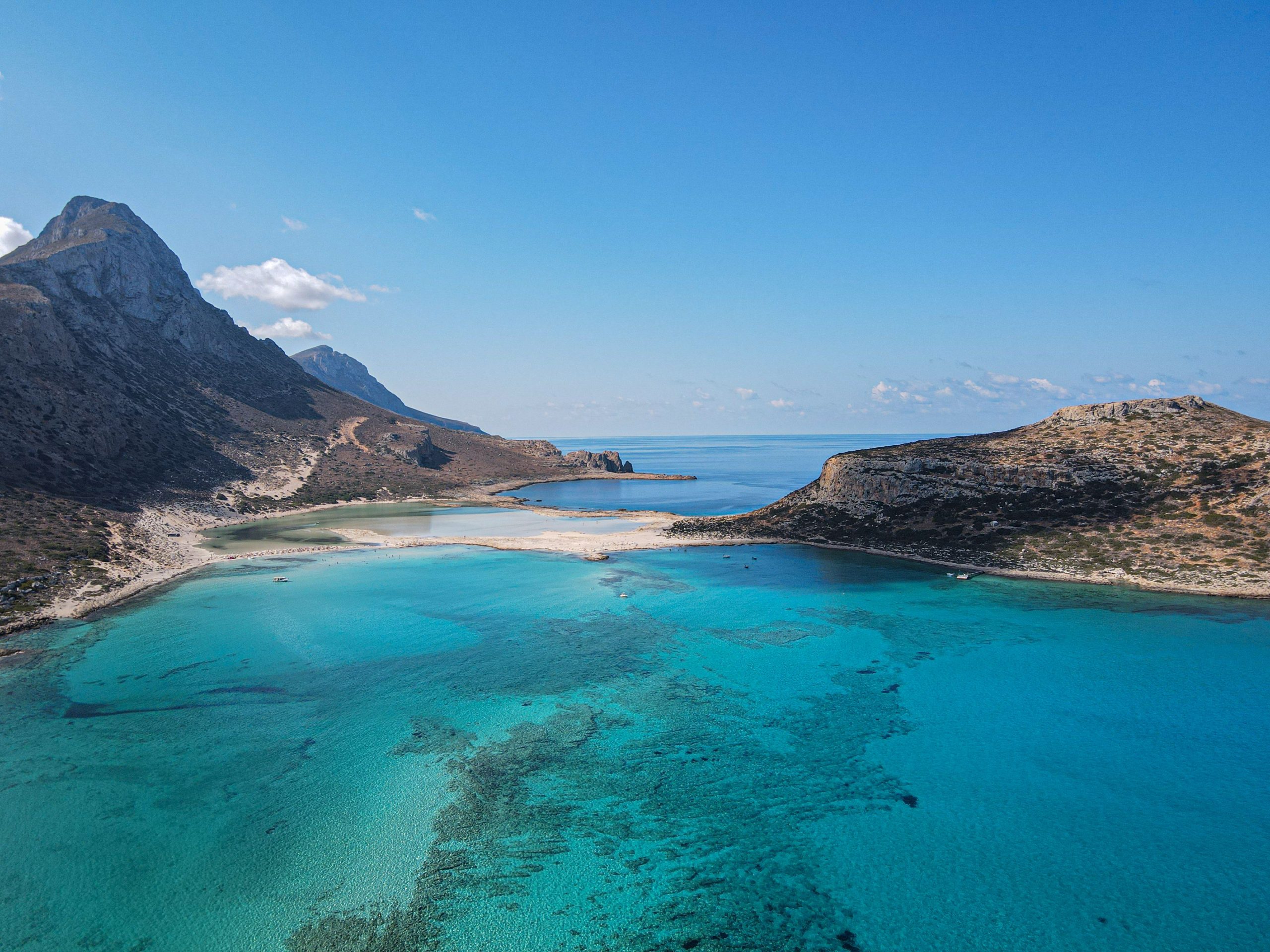 Plage de sable blanc sur une île grecque ensoleillée