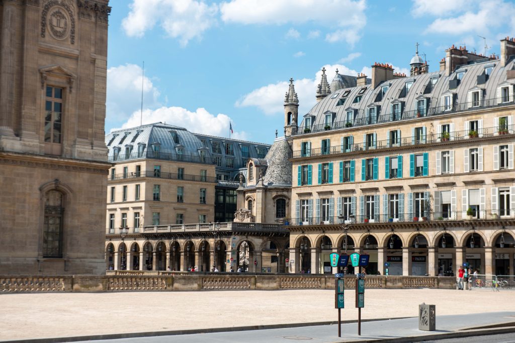 Rue parisienne classique avec immeubles ornementés