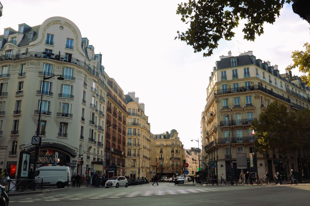 Rue parisienne pittoresque architecture Haussmann