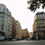 Rue parisienne pittoresque architecture Haussmann