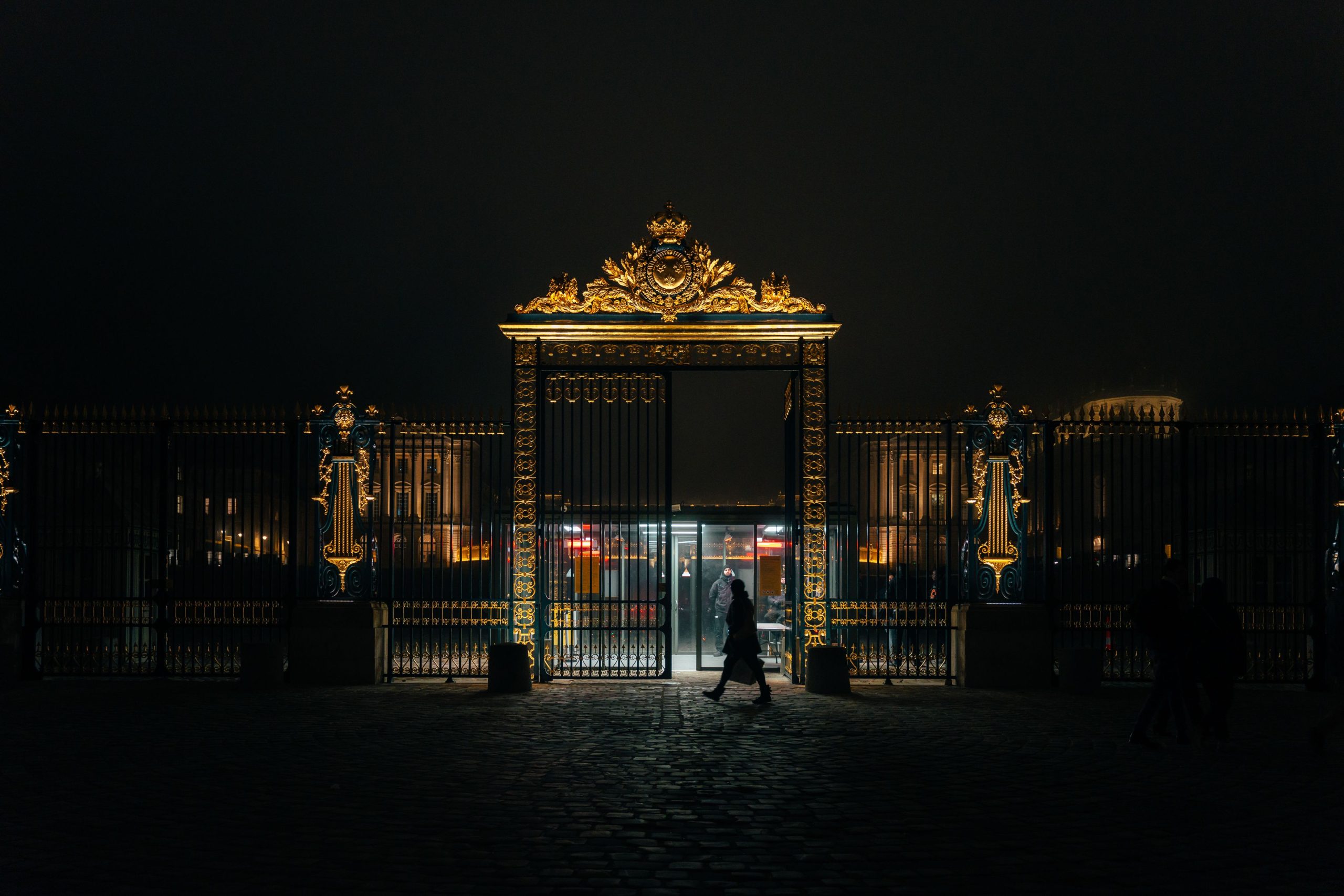 Portes illuminées du Palais de Versailles la nuit