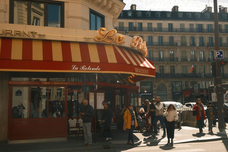 Ambiance animée devant la brasserie Bellanger à Paris