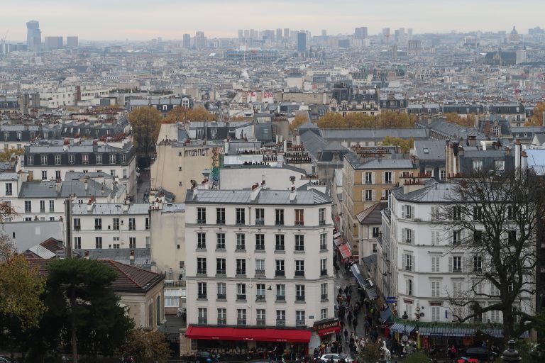 Vue aérienne de Paris montrant bâtiments historiques Montmartre