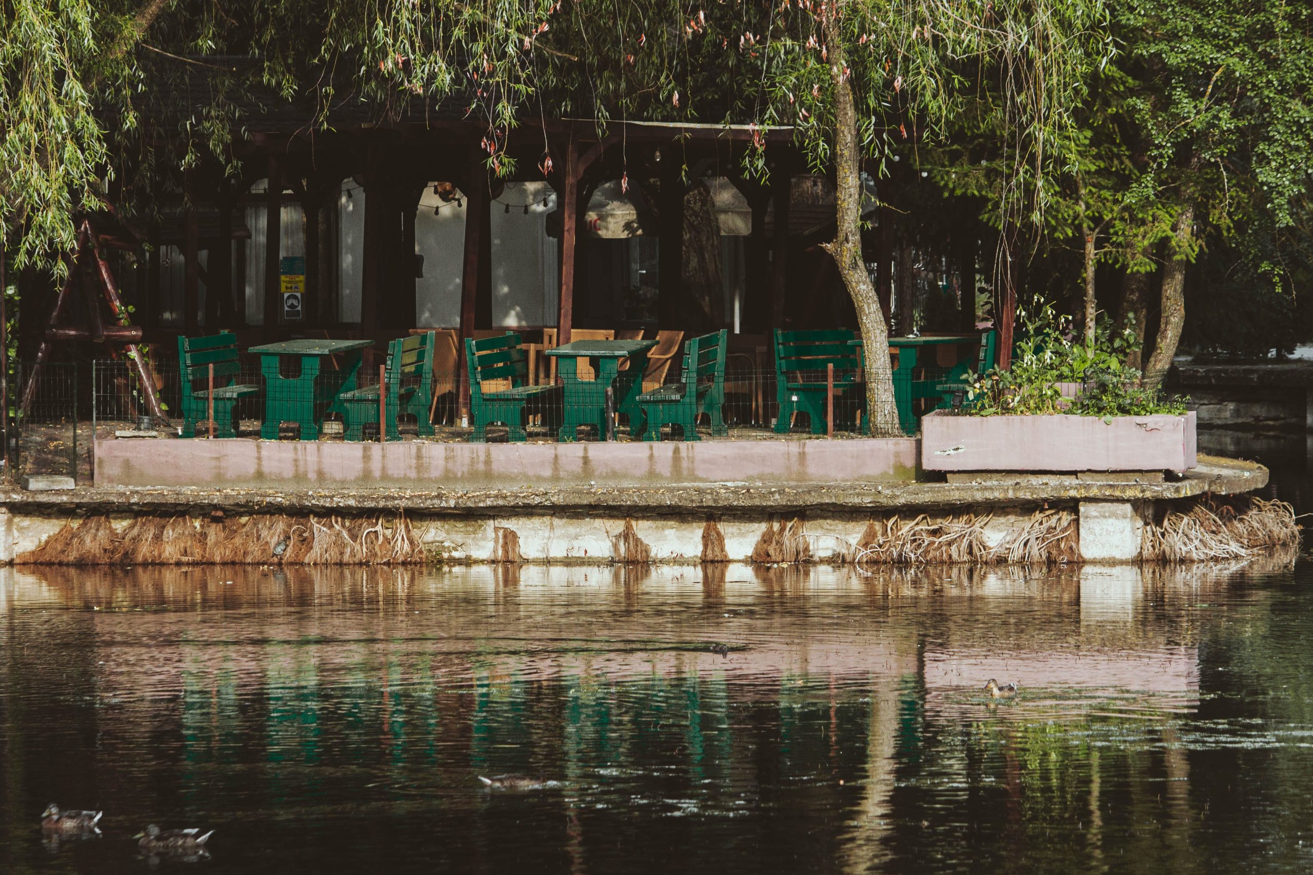 Café charmant en terrasse au bord de la rivière