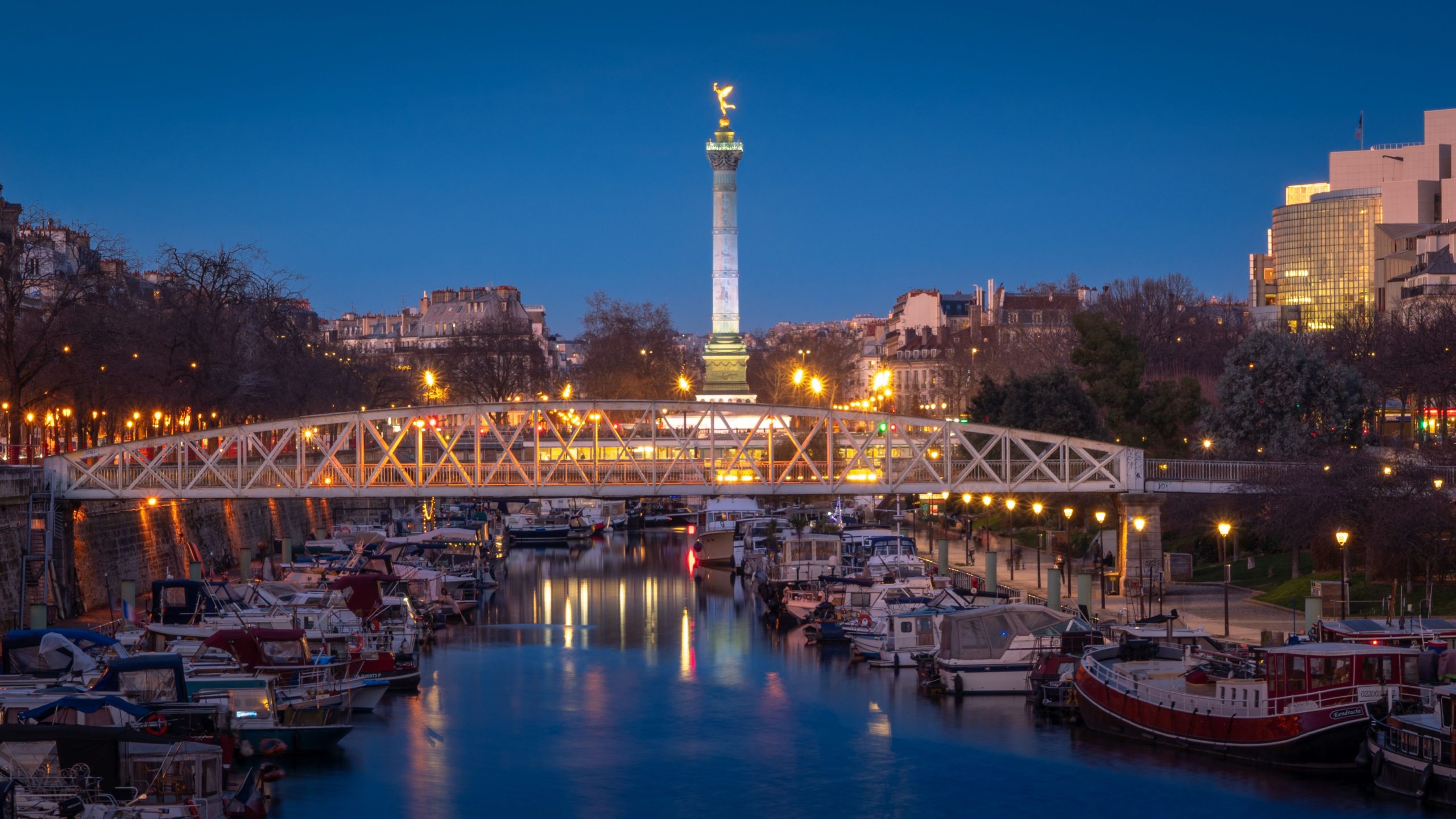 Vue du Canal Saint-Martin et bateaux le soir