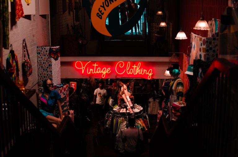 Personne descendant escaliers vers boutique vintage