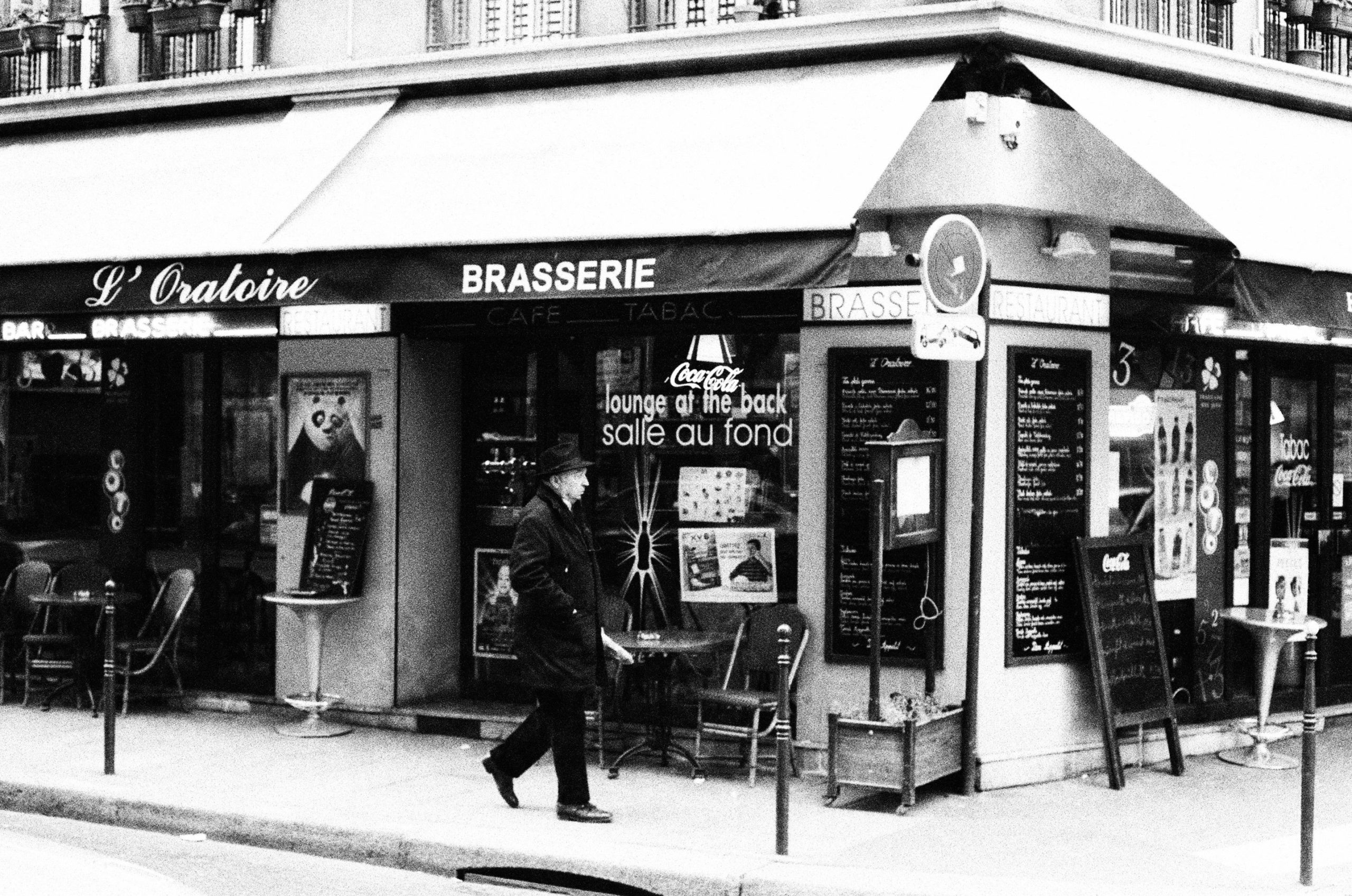 Facade historique noir blanc brasserie rue Faubourg Poissonnière