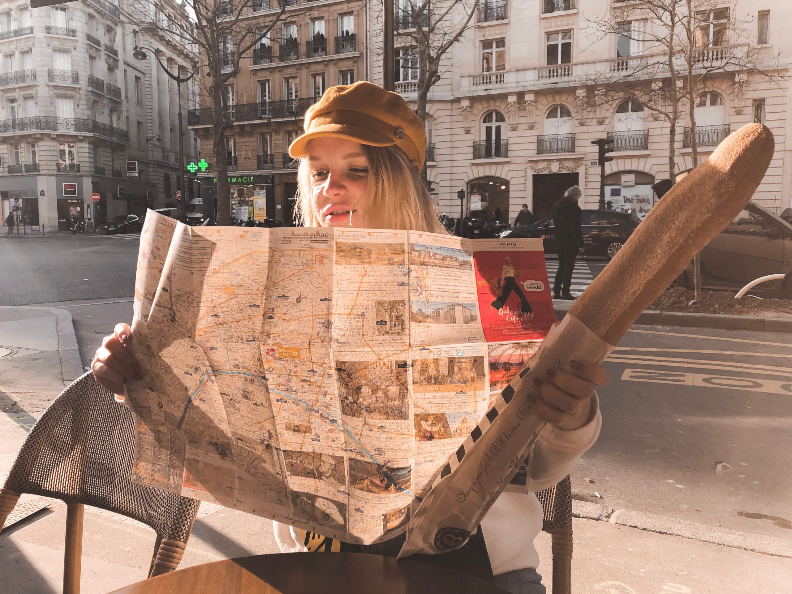 Femme blonde lisant carte cafe parisien
