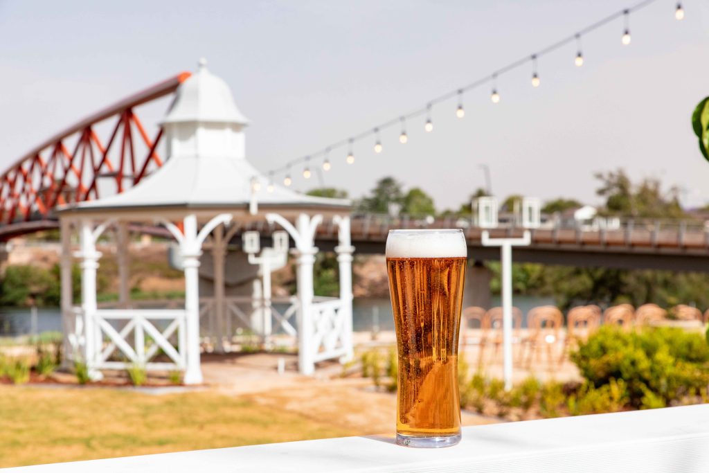 Verre de bière sur table à guinguette avec guirlandes lumineuses
