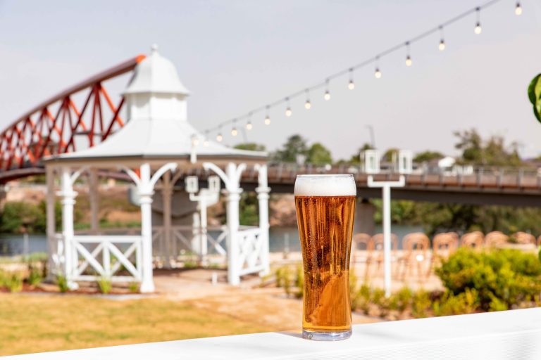Verre de bière sur table à guinguette avec guirlandes lumineuses