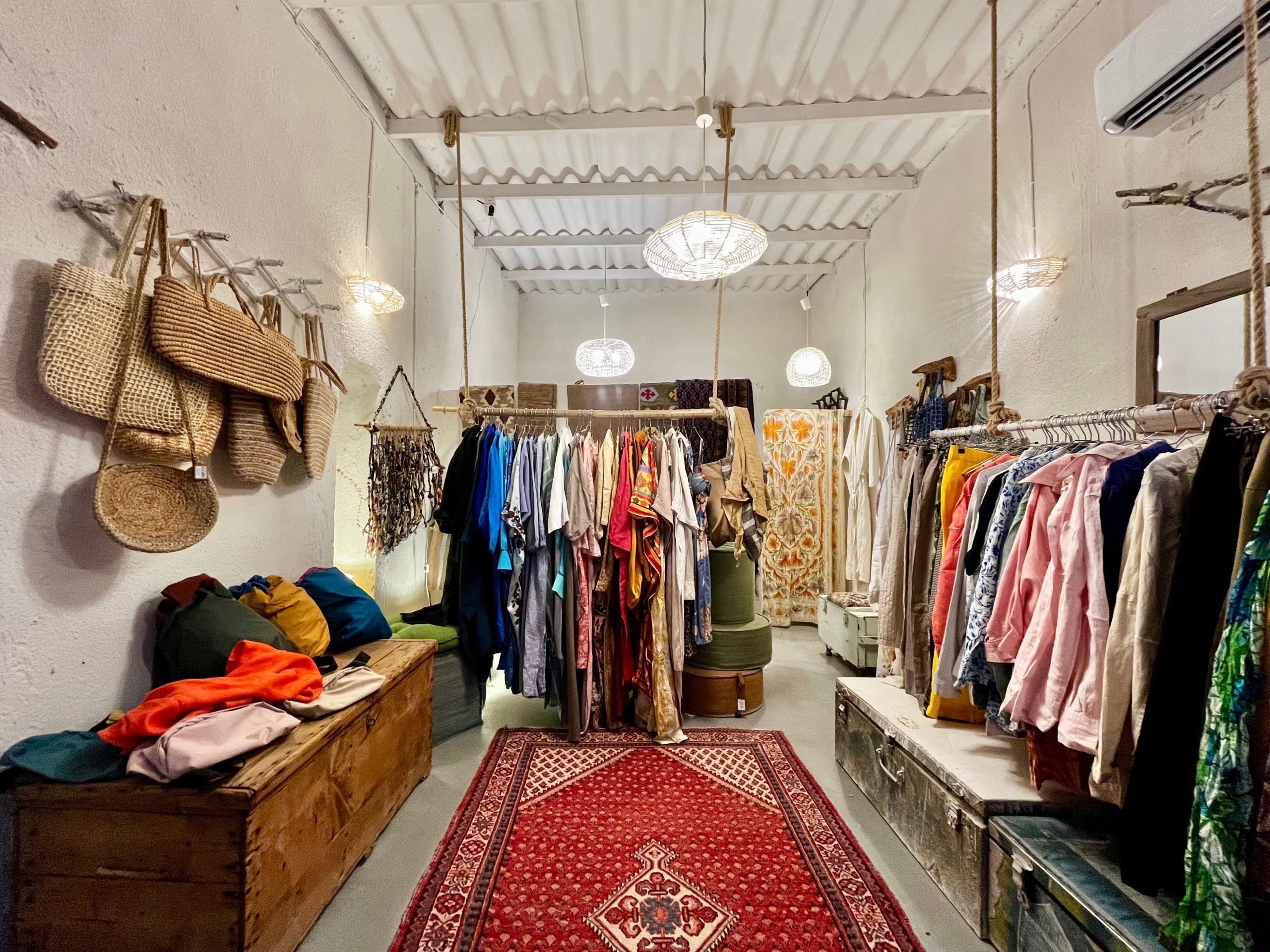 Intérieur coloré boutique vintage marais