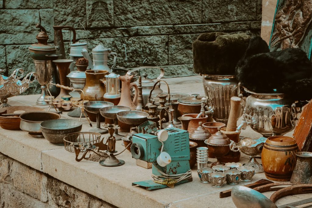 Collection d'objets anciens sur un étal de marché