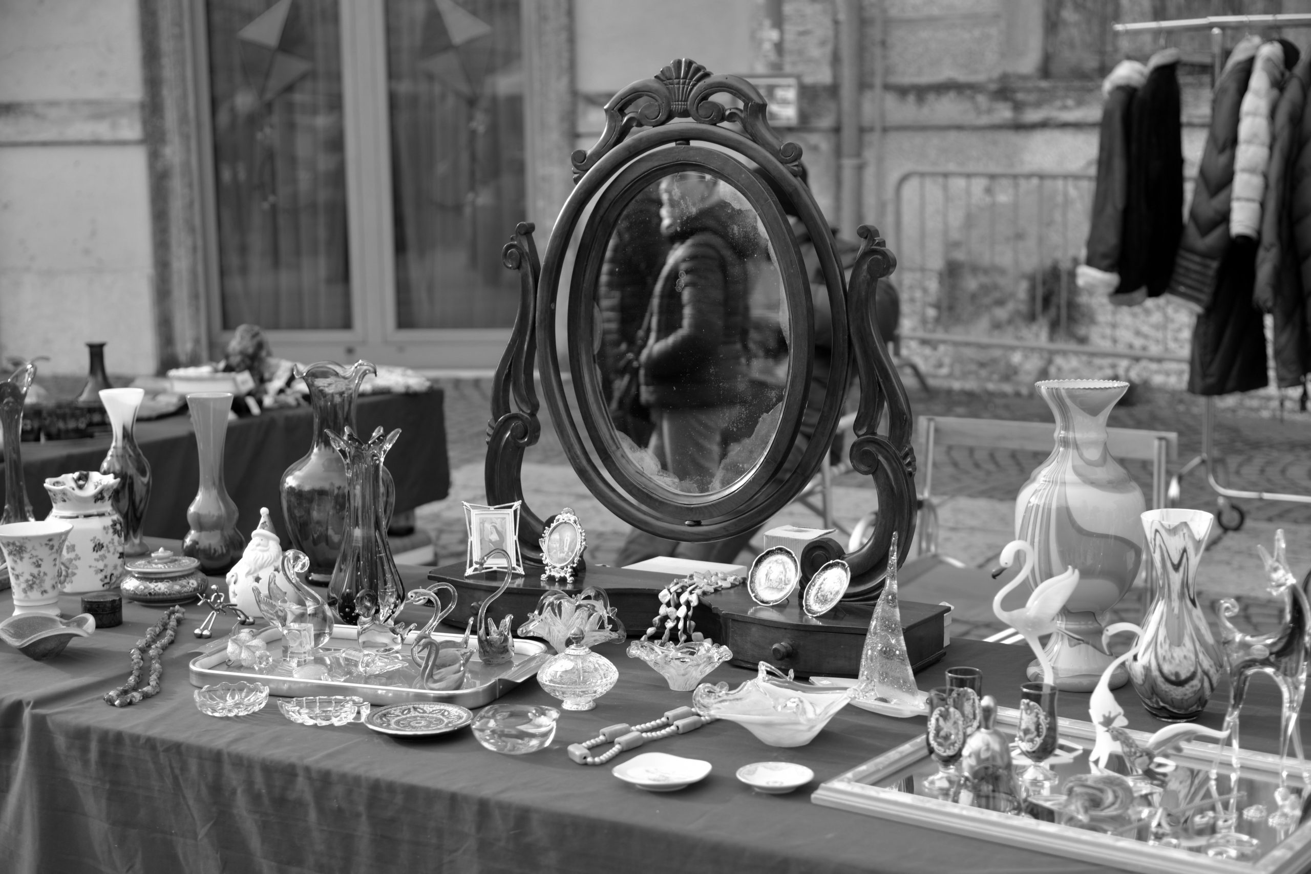 Vue en noir et blanc du marché aux puces extérieur