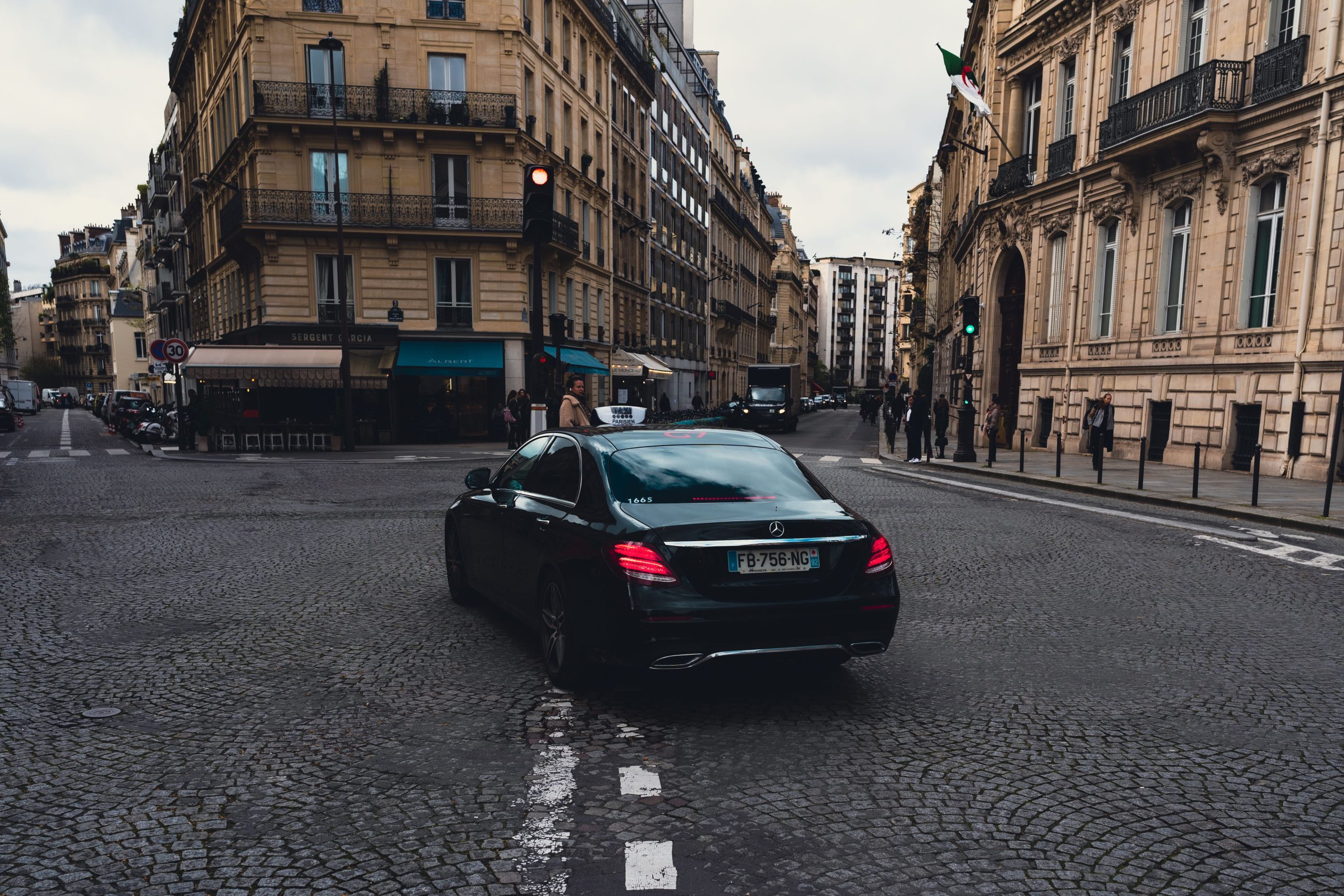 Mercedes-Benz taxi noir rues Paris