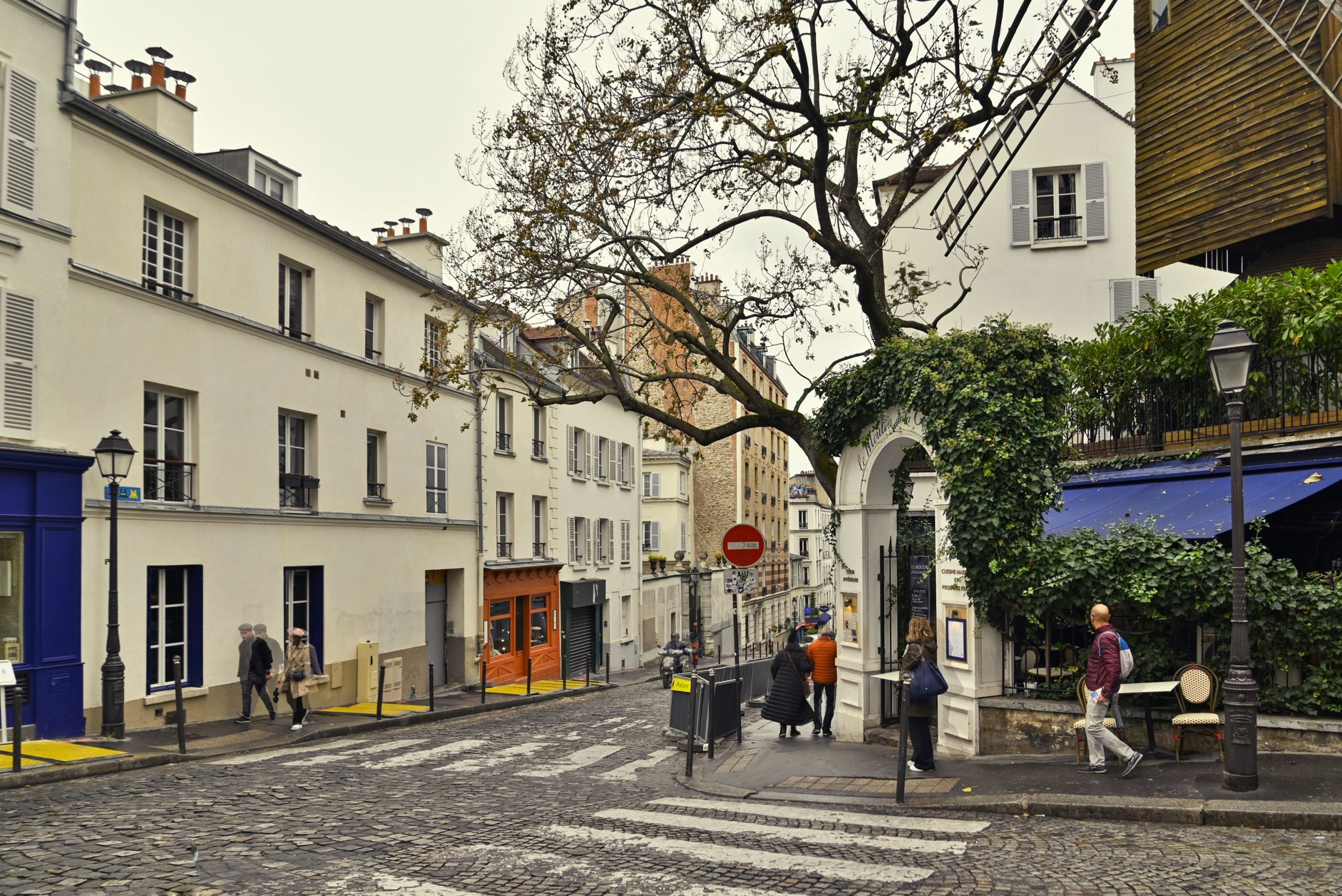 Rue parisienne Montmartre Moulin couleurs automne