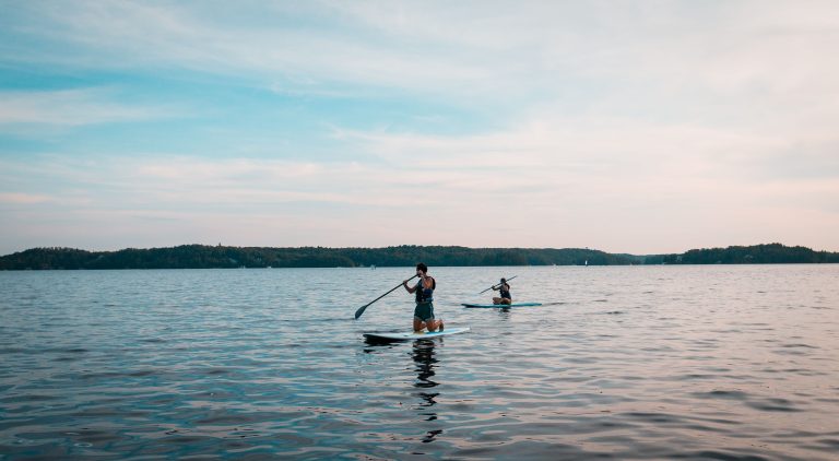 Paddleurs sur lac calme par beau temps
