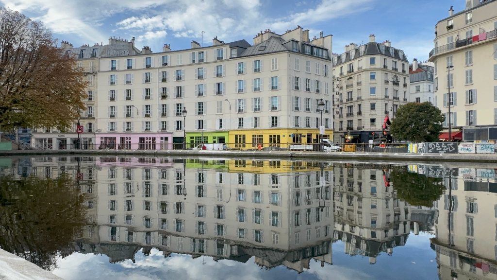 Bâtiments parisiens colorés reflétés dans le canal
