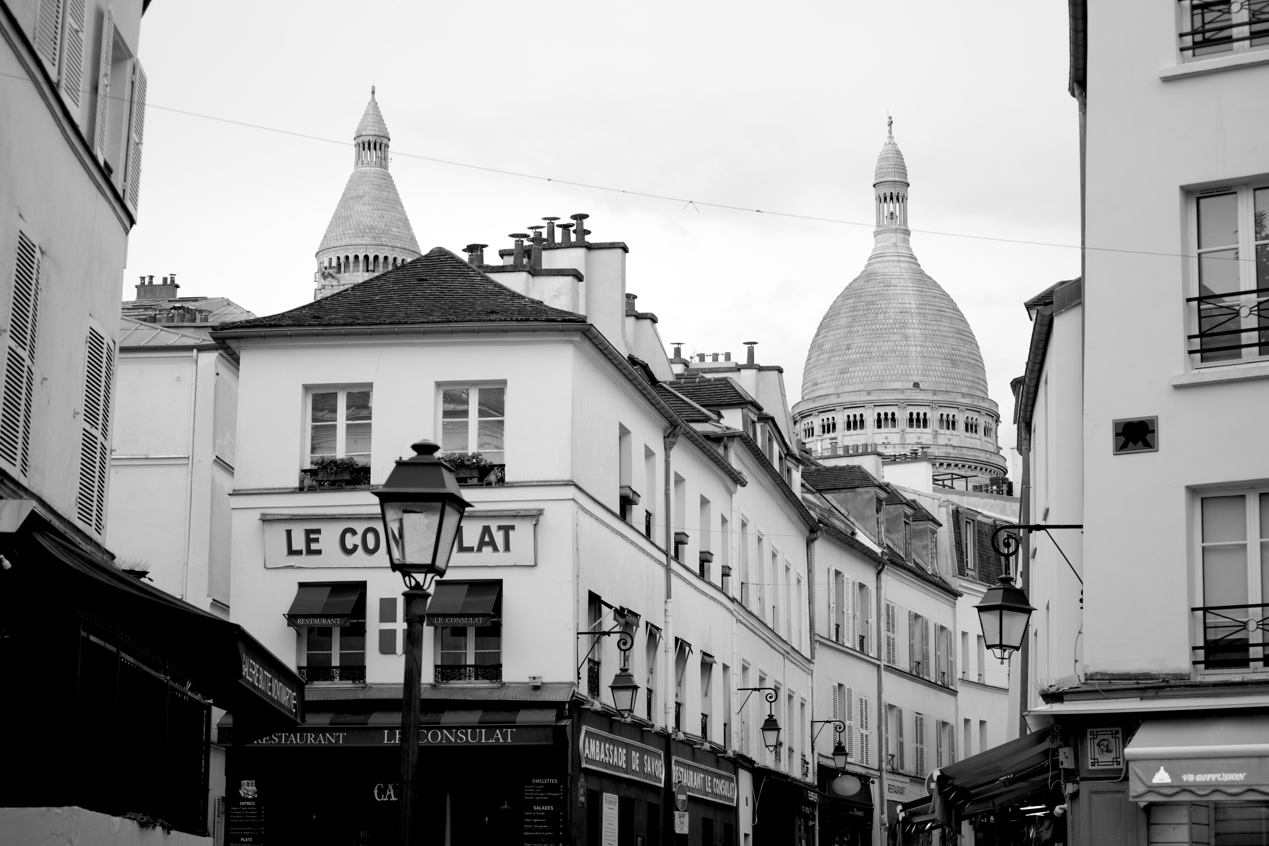 Rue charmante Montmartre avec Basilique Sacré-Cœur