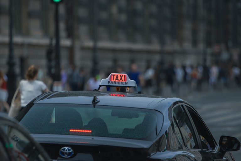 Taxi parisien dans rue animée Paris