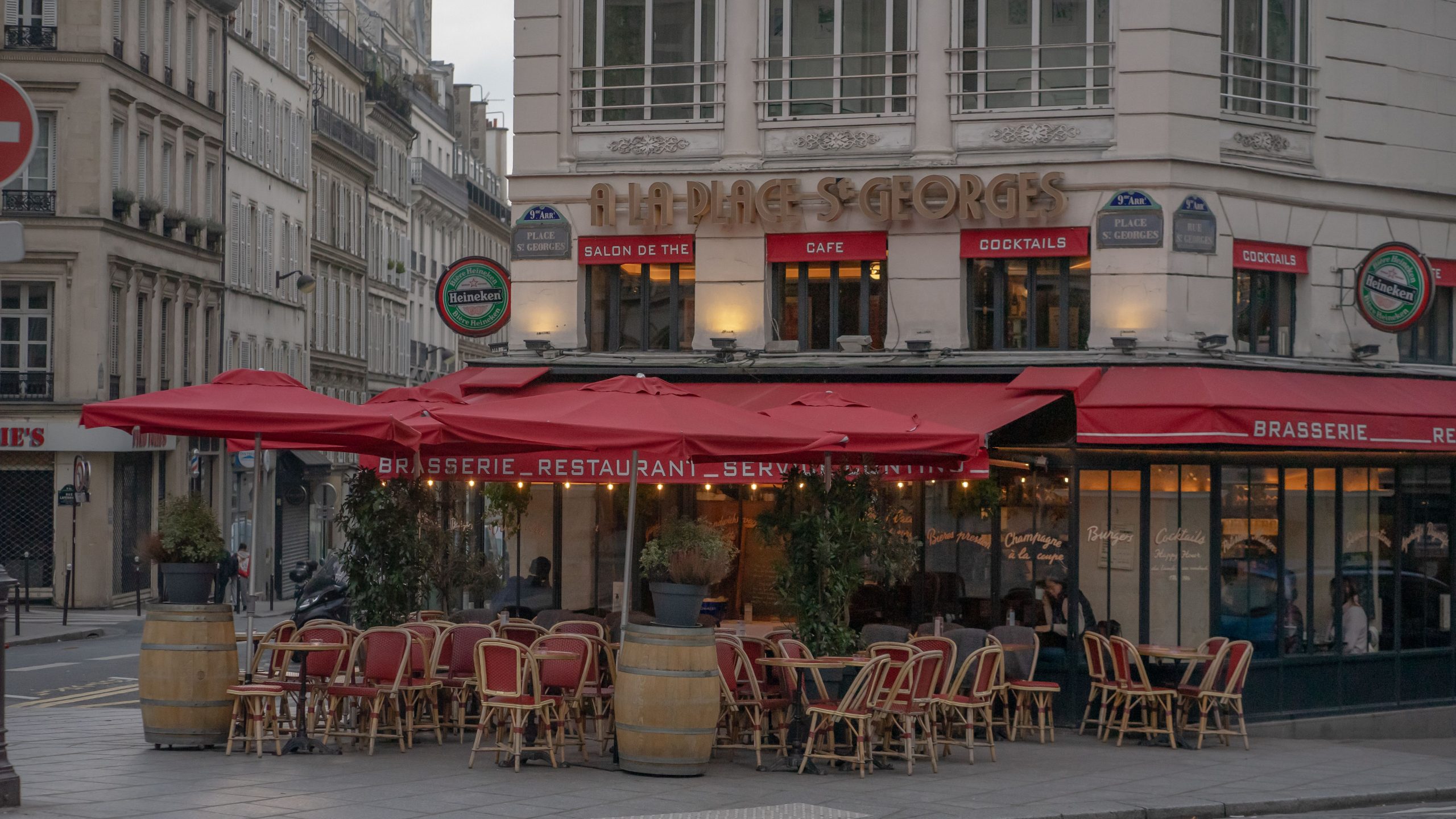 Terrasse cosy avec auvents rouges style parisien classique
