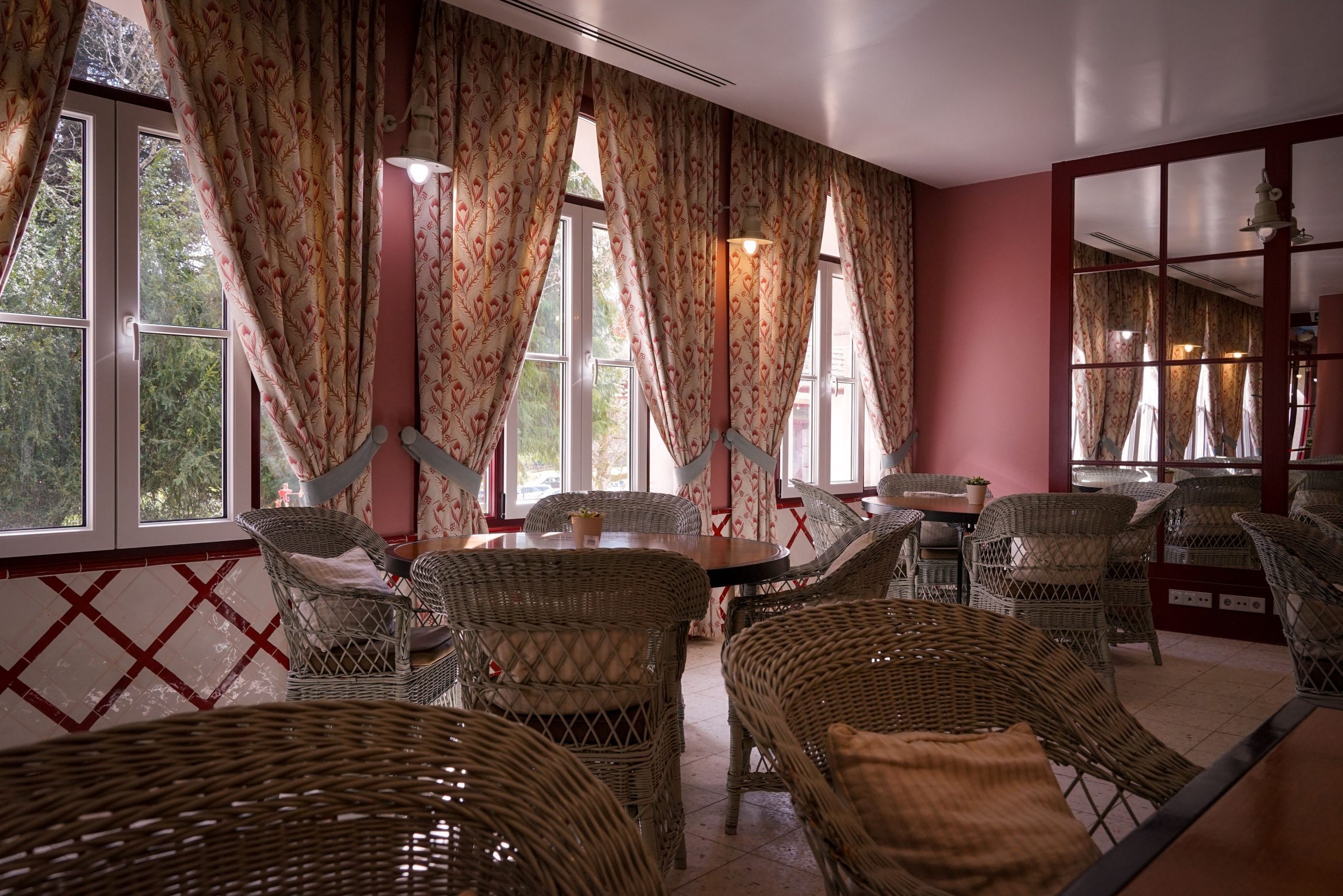 Intérieur cosy avec chaises en osier et lumière naturelle