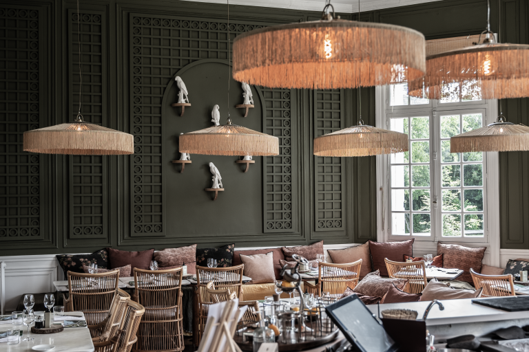 Salle élégante avec décor luxueux et éclairage unique