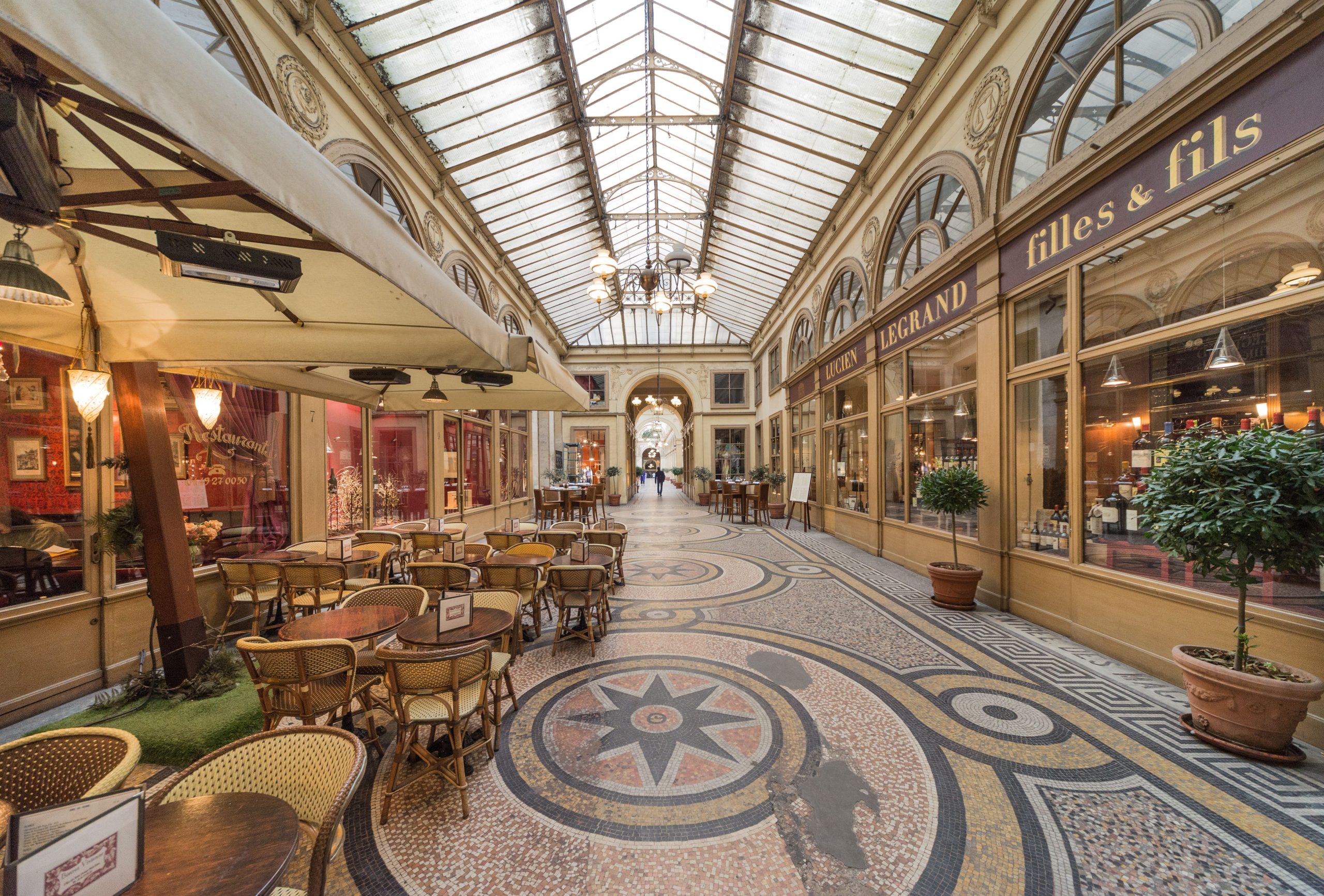 Charme parisien dans une passage classique ornementée