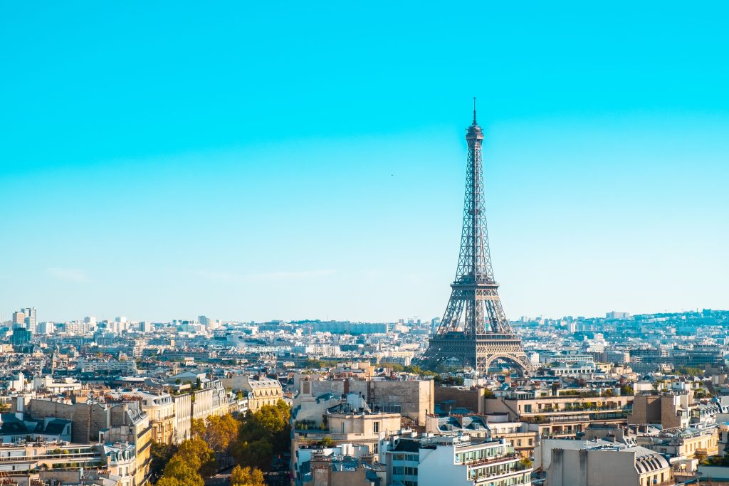 Tour Eiffel surplombant Paris sous ciel bleu