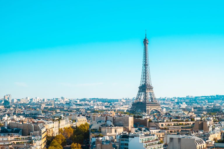 Tour Eiffel surplombant Paris sous ciel bleu
