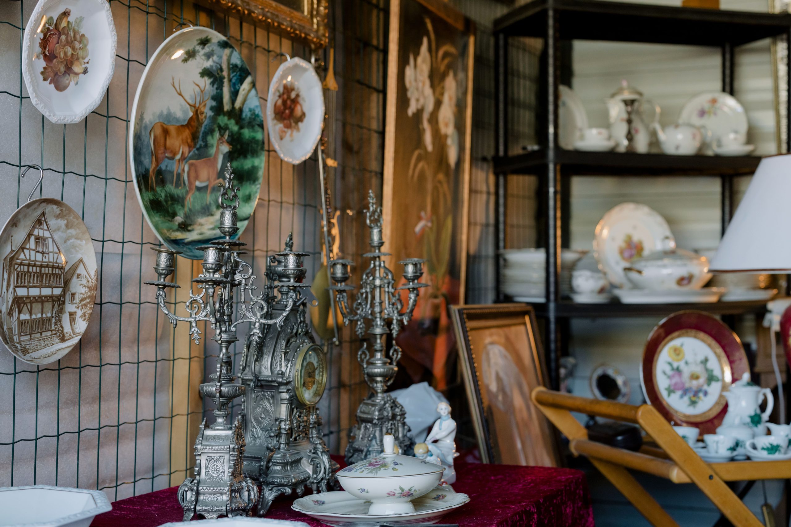 Assortiment de vaisselle vintage et chandeliers exposés