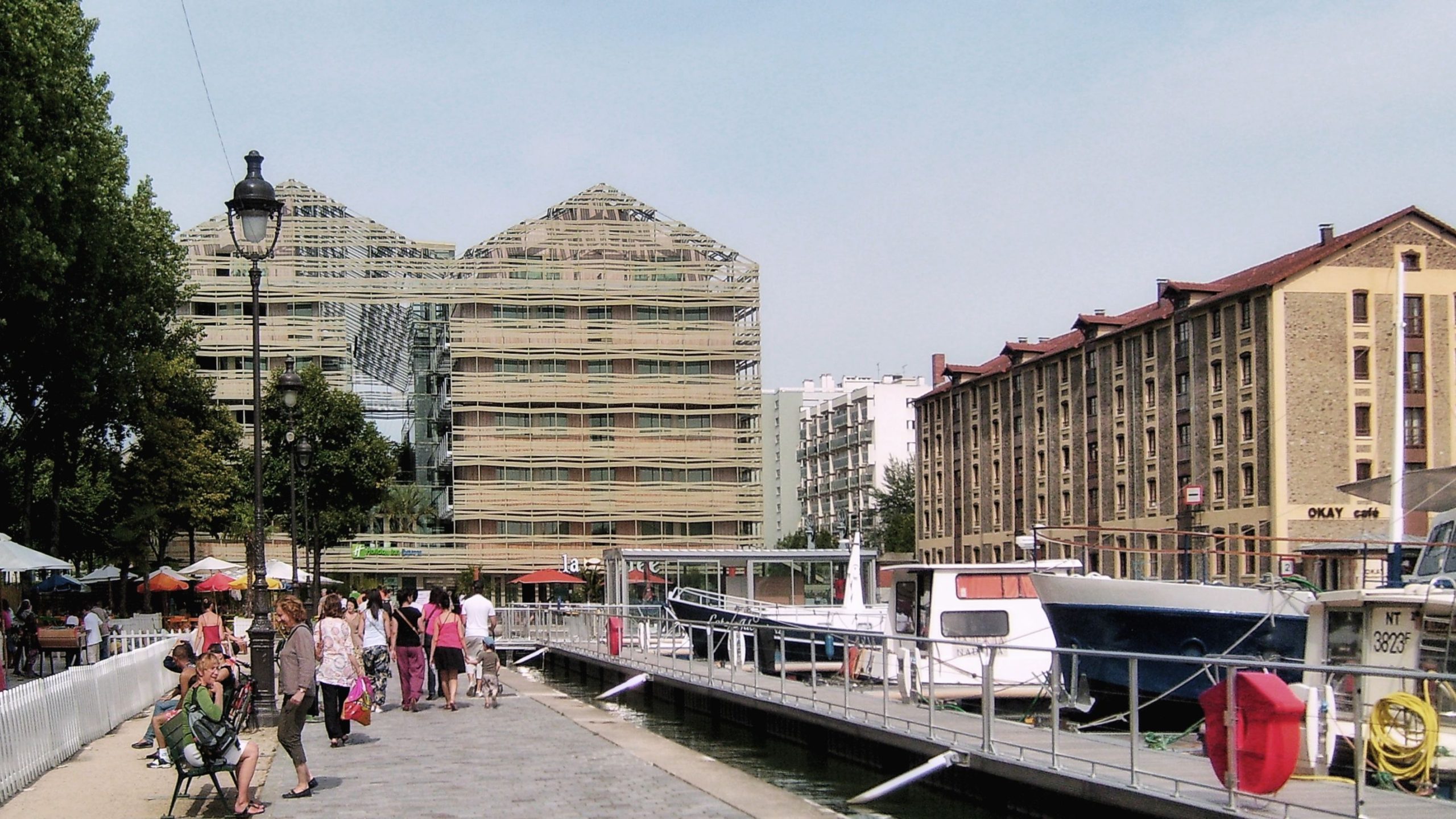 Promenade animée au bord de l'eau Paris moderne