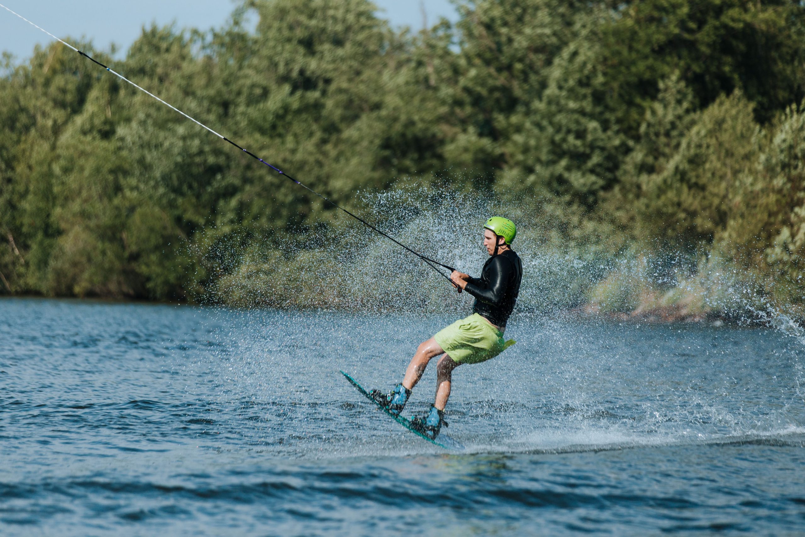 Homme en wakeboard sur lac ensoleillé