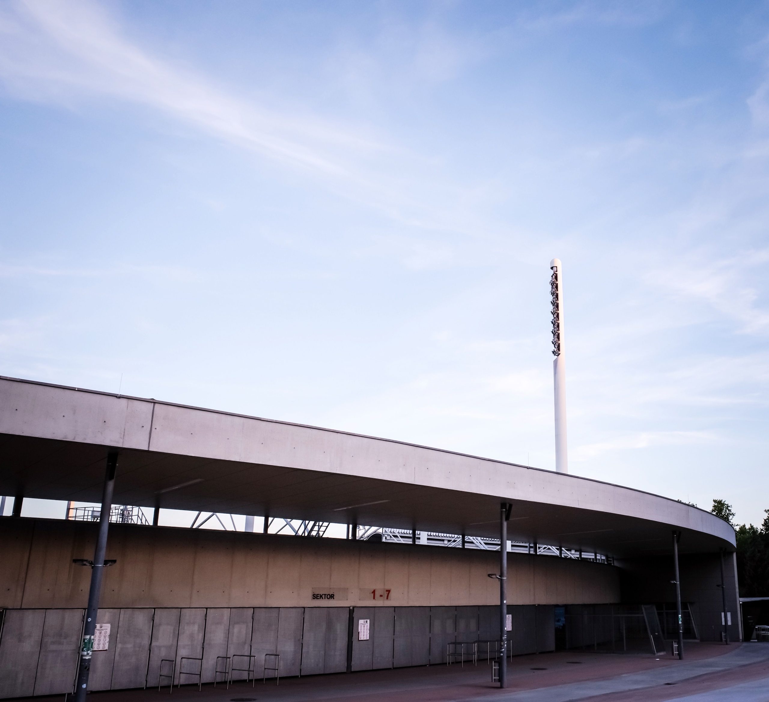 Facade moderne du stade Yves du Manoir architecture