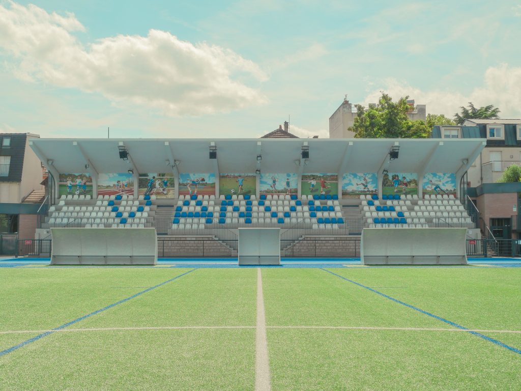 Stade de tennis coloré à Vanves avec gradins vibrants