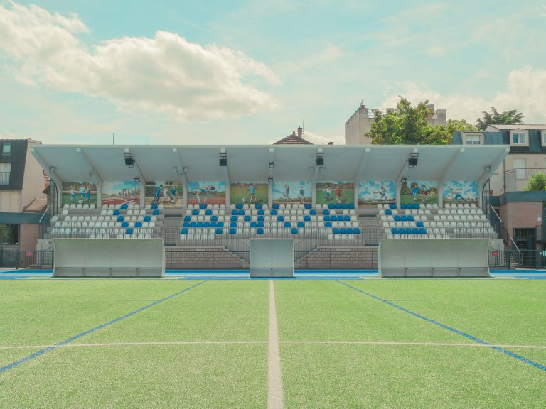 Stade de tennis coloré à Vanves avec gradins vibrants