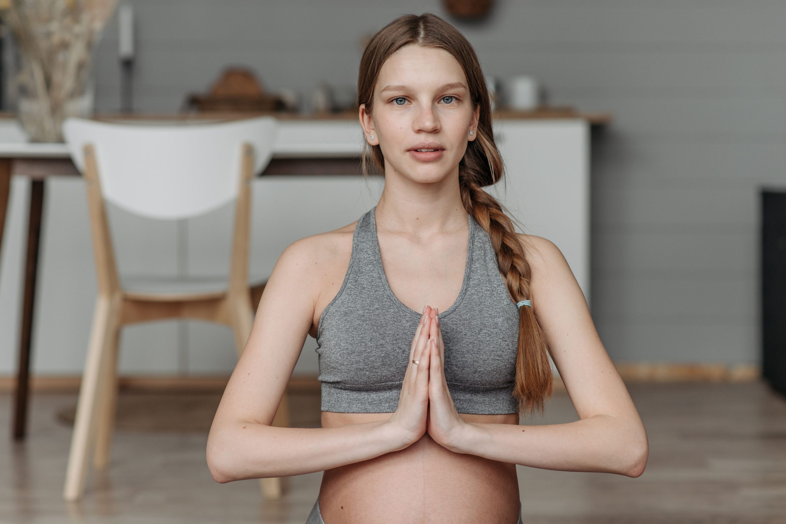 Femme enceinte yoga fitness wellness activewear interieur.