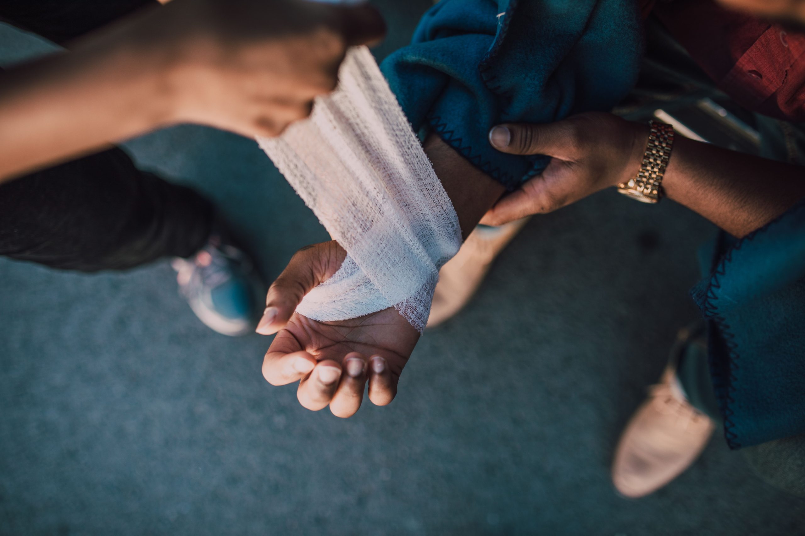 Application d'un bandage sur un poignet blessé