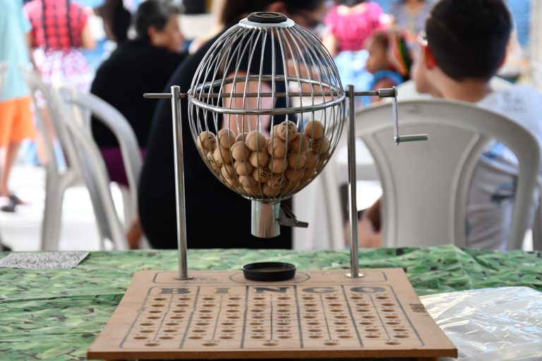 Cage de bingo avec boules numérotées et grille