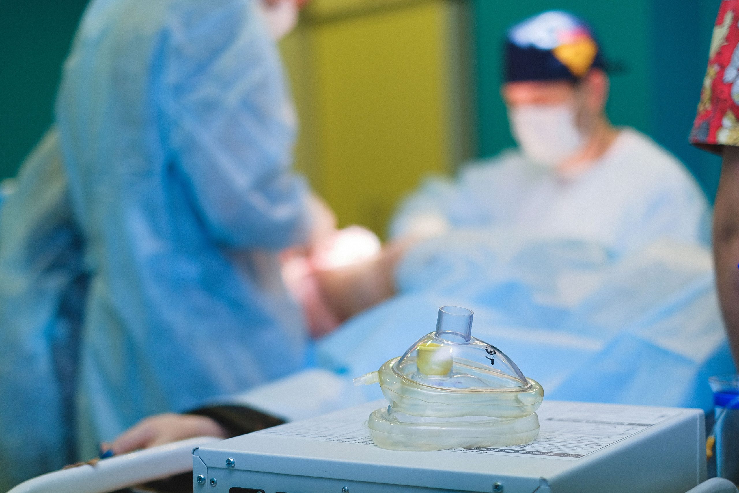 Équipe médicale en bloc opératoire stérile