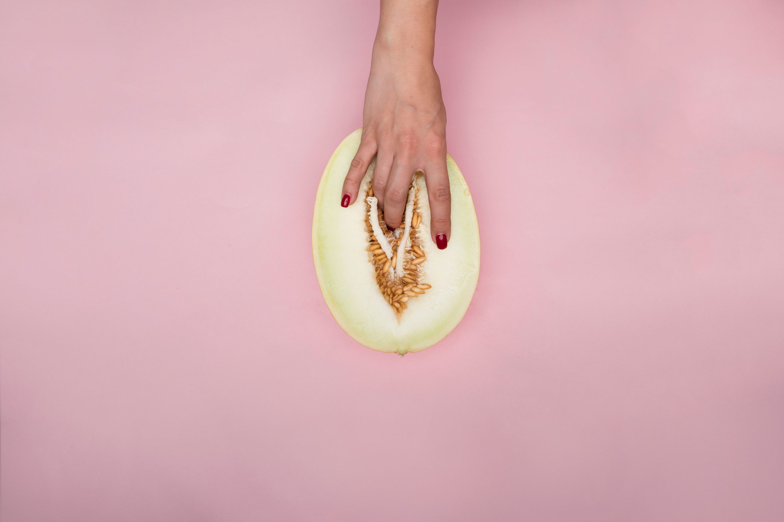 Main touchant melon symbolisme conceptuel moderne